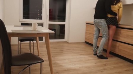 Жена изменила стоя с товарищем мужа на кухне