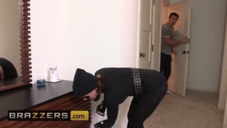 Поймал воровку в своей квартире