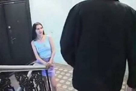 Девку за курение на лестнице изнасиловал сосед