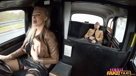 Ебливая баба пошла работать в такси ради порева