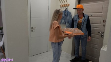 Курье пиццы мафии на кухне поимел милфу