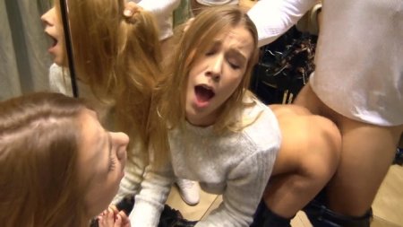 Молодая парочка поебалась в примерочной