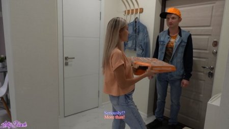 Доставщик пиццы трахнул мамку и кончил ей в рот