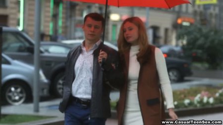 Питерский пикапер быстро согрел красотку дождливым днем